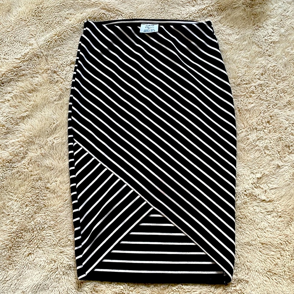 Zara black/white striped over knee pencil skirt w/ triangle front cutout small)